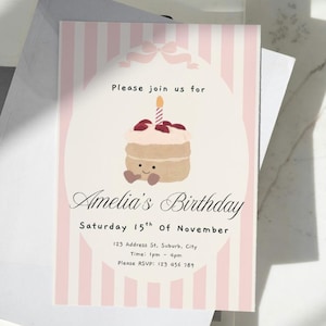 Op de afbeelding: Een verjaardagsuitnodiging met een roze en witte gestreepte achtergrond. De uitnodiging toont een cartoon taart met een brandende kaars en de tekst "Please join us for Amelia's Birthday". De datum en tijd zijn ook opgenomen.