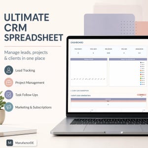 Könnte beinhalten: Ein Laptop mit einer CRM-Tabellenkalkulations-Oberfläche. Der Bildschirm zeigt ein Dashboard mit Datenfeldern und Diagrammen. Der Text auf dem Bildschirm lautet "ULTIMATE CRM SPREADSHEET" und "Verwalten Sie Leads, Projekte und Kunden an einem Ort."