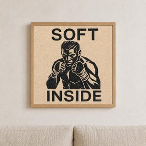 Lámina “SOFT INSIDE” con figura de traje, descarga digital