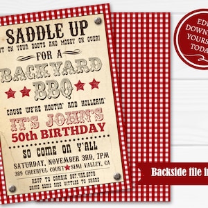 Może przedstawiać: Rustykalne zaproszenie na grilla w ogrodzie, z tekstem "Saddle Up" i "It's John's 50th Birthday". Projekt zawiera czerwone gwiazdy, czerwoną i białą kratkę oraz teksturę vintage papieru. Zawiera plik z tyłu.