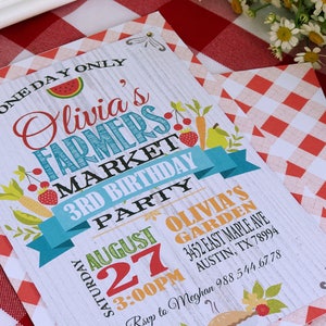 Puede incluir: Invitaci&oacute;n a una fiesta con tem&aacute;tica de mercado de agricultores. La invitaci&oacute;n presenta el texto "Olivia's Farmers Market 3rd Birthday Party" con ilustraciones de frutas y verduras. La fecha es el 27 de agosto a las 15:00.