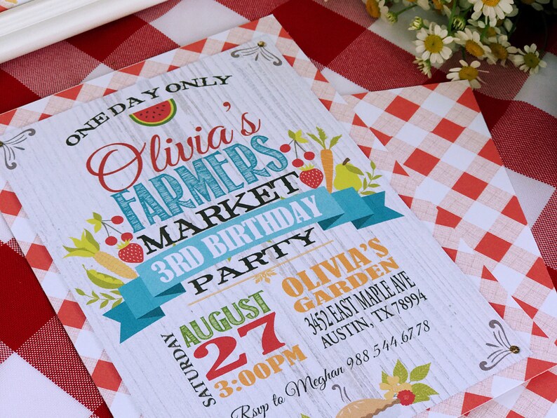 Puede incluir: Invitaci&oacute;n a una fiesta con tem&aacute;tica de mercado de agricultores. La invitaci&oacute;n presenta el texto "Olivia's Farmers Market 3rd Birthday Party" con ilustraciones de frutas y verduras. La fecha es el 27 de agosto a las 15:00.