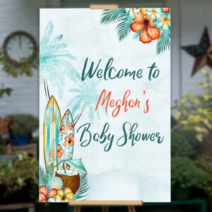 Puede incluir: Un letrero de bienvenida para el baby shower de Meghan, con un tema tropical. El letrero incluye ilustraciones de tablas de surf, palmeras y flores tropicales. El texto dice "Bienvenida a la fiesta de bienvenida de Meghan" en letras turquesas y coral.