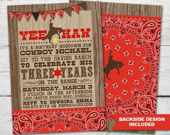Op de afbeelding: Een verjaardagsuitnodiging met cowboythema met een houten achtergrond. De uitnodiging bevat de woorden "Yee Haw" in het rood, een silhouet van een cowboy op een bokkende bronco en details voor een verjaardags-hoedown. Het ontwerp van de achterkant is inbegrepen.