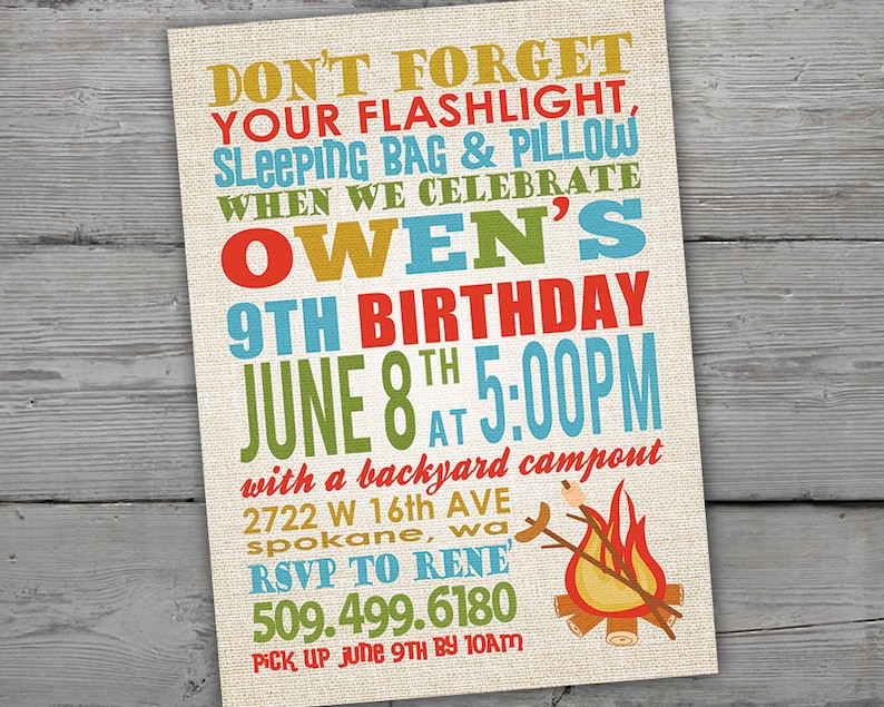 Pu&ograve; includere: Un invito colorato su sfondo strutturato per il 9&deg; compleanno di Owen, con testo in vari colori. L'invito include dettagli come data, ora, luogo e informazioni RSVP, con una grafica di fal&ograve;.