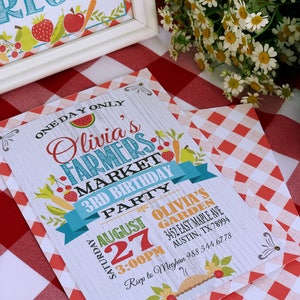 Puede incluir: Una invitaci&oacute;n de cumplea&ntilde;os con el texto "Olivia's Farmers Market 3rd Birthday Party" con ilustraciones de frutas y verduras. La invitaci&oacute;n est&aacute; sobre un fondo a cuadros rojos y blancos, con un letrero enmarcado que dice "Farm Fresh".