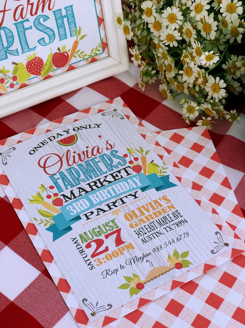 Puede incluir: Una invitaci&oacute;n de cumplea&ntilde;os con el texto "Olivia's Farmers Market 3rd Birthday Party" con ilustraciones de frutas y verduras. La invitaci&oacute;n est&aacute; sobre un fondo a cuadros rojos y blancos, con un letrero enmarcado que dice "Farm Fresh".
