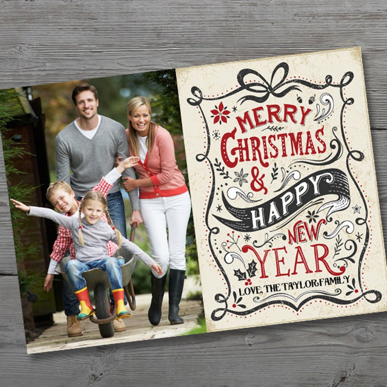 Peut inclure: Une carte de No&euml;l repr&eacute;sentant une famille de quatre personnes avec un design festif rouge et noir. Le texte indique "Joyeux No&euml;l et Bonne Ann&eacute;e, Avec amour, La famille Taylor."