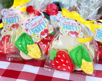 Könnte beinhalten: Ein Set aus vier dekorierten Zuckerkeksen in einem durchsichtigen Plastikbeutel, der mit einem gelben Band gebunden ist. Die Kekse sind in Form einer Erdbeere, eines Maiskolbens und einer Blume. Der Beutel hat ein Dankeschön-Etikett mit dem Text "Vielen Dank, dass du zu meiner Party gekommen bist".