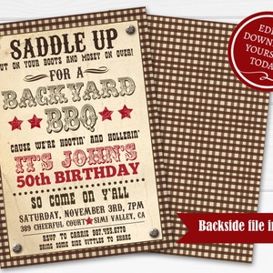 Może przedstawiać: Rustykalne zaproszenie na grilla w ogrodzie, z tekstem "Saddle Up" i "Backyard BBQ". Projekt zawiera czerwone gwiazdy, czcionkę w stylu vintage oraz szczeg&oacute;ły 50. urodzin Johna. Tył zaproszenia ma brązowo-biały wz&oacute;r w kratę.