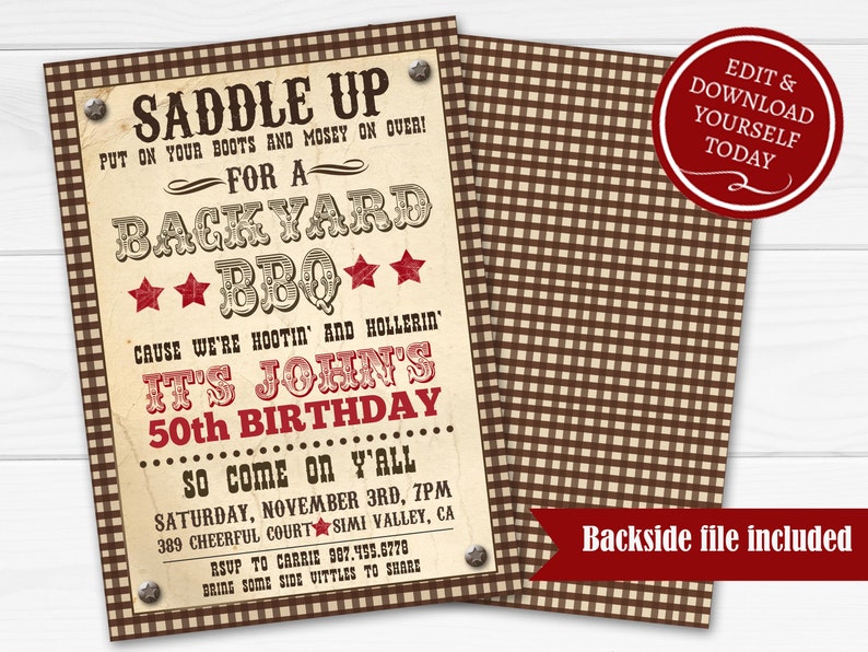 Może przedstawiać: Rustykalne zaproszenie na grilla w ogrodzie, z tekstem "Saddle Up" i "Backyard BBQ". Projekt zawiera czerwone gwiazdy, czcionkę w stylu vintage oraz szczeg&oacute;ły 50. urodzin Johna. Tył zaproszenia ma brązowo-biały wz&oacute;r w kratę.