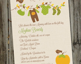 Puede incluir: Una invitación a una fiesta de bienvenida al bebé con temática otoñal. La invitación presenta una calabaza, un pájaro y ropa de bebé colgada en una línea. El texto de la invitación dice: "A little pumpkin is on its way... Let's shower the new Mommy with love on this fall day Meghan Beverly Saturday, October 6th, 2012 at 2:00pm The Carlisle residence 2118 East Maple Drive Portland, Oregon Hosted by the Grandmas-to-be Rsvp by September 30th to Emma 988.677.3467 or emma1@123.com Meghan is registered at Babies R Us & Target"