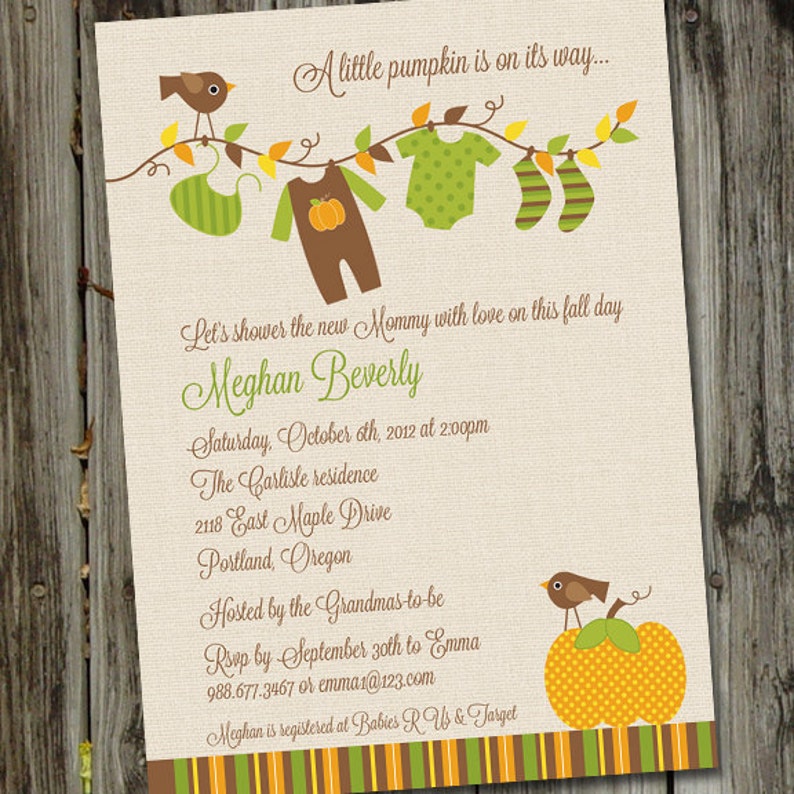 Op de afbeelding: Een babyborrel uitnodiging met een herfstthema. De uitnodiging toont een pompoen, een vogel en babykleding die aan een lijn hangen. De tekst op de uitnodiging luidt: "A little pumpkin is on its way... Let's shower the new Mommy with love on this fall day Meghan Beverly Saturday, October 6th, 2012 at 2:00pm The Carlisle residence 2118 East Maple Drive Portland, Oregon Hosted by the Grandmas-to-be Rsvp by September 30th to Emma 988.677.3467 or emma1@123.com Meghan is registered at Babies R Us & Target"
