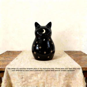 Elegante urna funeraria para cenizas, para adultos, de cerámica negra y dorada con diseño de luna y estrellas, hecha a mano, moderna y minimalista, conmemorativa y personalizada grabada con el nombre.