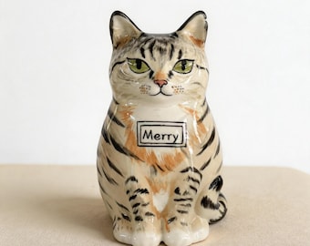 Urna con forma de figura de gato de cerámica hecha a mano. Personalizada para tu gato. Contiene las cenizas de forma segura. Recuerdo conmemorativo hecho por encargo.