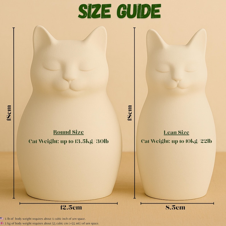 Op de afbeelding: Twee cr&egrave;mekleurige katvormige urnen, &eacute;&eacute;n rond en &eacute;&eacute;n slank, met gesloten ogen. De ronde urn is 12,5 cm breed en de slanke urn 8,5 cm breed. Beide zijn 18 cm hoog. Tekst: "Maattabel" en katgewichtcapaciteit.