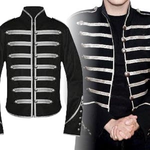 Könnte beinhalten: Schwarze Jacke im Militärstil mit silbernen horizontalen Streifen und silbernen Knöpfen. Die Jacke hat einen hohen Kragen und lange Ärmel. Das Design erinnert an eine Marschkapellenuniform.