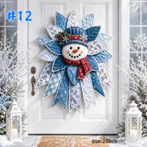 Peut inclure: Une décoration murale en tissu matelassé en forme de bonhomme de neige mesurant 23 cm de hauteur. Il porte un chapeau bleu, un nez en carotte orange et une écharpe rouge à motifs, entouré de pétales en tissu bleu et blanc avec des flocons.