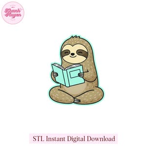 Pode incluir: Ilustração de desenho animado de uma preguiça lendo um livro. A preguiça é marrom com uma contorno verde claro, e o livro é azul claro. O texto "STL Instant Digital Download" está na parte inferior da imagem.