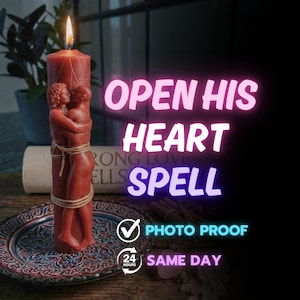 Pode incluir: Uma vela vermelha com uma escultura de um abraço de duas figuras, amarrada com barbante, e uma chama acesa. O texto "OPEN HIS HEART SPELL" é exibido em rosa e roxo. Um prato decorativo e um rolo enrolado estão no fundo.