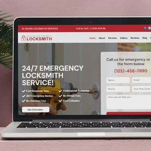 Op de afbeelding: Een laptop toont een website voor een slotenmakersbedrijf. De site heeft een rood-wit kleurenschema met de tekst "24/7 EMERGENCY LOCKSMITH SERVICE!" en een telefoonnummer. Een boor is te zien in de afbeelding. Er is ook een contactformulier.