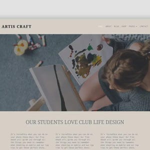Puede incluir: Dise&ntilde;o web con el texto "ARTIS CRAFT" en la parte superior y "OUR STUDENTS LOVE CLUB LIFE DESIGN" en la parte inferior. La imagen muestra a una persona pintando sobre un lienzo con materiales de pintura cerca.