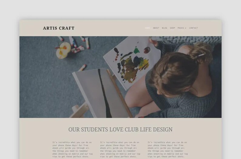 Puede incluir: Dise&ntilde;o web con el texto "ARTIS CRAFT" en la parte superior y "OUR STUDENTS LOVE CLUB LIFE DESIGN" en la parte inferior. La imagen muestra a una persona pintando sobre un lienzo con materiales de pintura cerca.