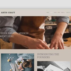 Puede incluir: Maqueta de sitio web para Artis Craft, con una paleta de colores neutros. La secci&oacute;n superior muestra el nombre de la marca y los enlaces de navegaci&oacute;n. La imagen central muestra manos trabajando en un proyecto artesanal. El texto dice: &laquo;PLACE YOUR BRAND'S MISSION STATEMENT HERE.&raquo;