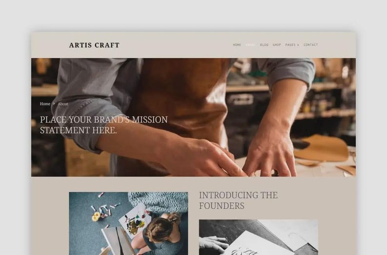 Puede incluir: Maqueta de sitio web para Artis Craft, con una paleta de colores neutros. La secci&oacute;n superior muestra el nombre de la marca y los enlaces de navegaci&oacute;n. La imagen central muestra manos trabajando en un proyecto artesanal. El texto dice: &laquo;PLACE YOUR BRAND'S MISSION STATEMENT HERE.&raquo;