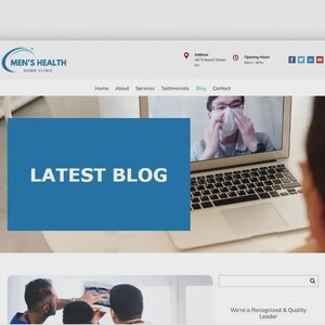 Puede incluir: Captura de pantalla de un sitio web para Men's Health Home Clinic. El sitio muestra una pancarta azul con el texto "LATEST BLOG". Una videollamada se muestra en la pantalla de una computadora port&aacute;til. El encabezado del sitio web incluye el logotipo de la cl&iacute;nica, informaci&oacute;n de contacto e iconos de redes sociales.