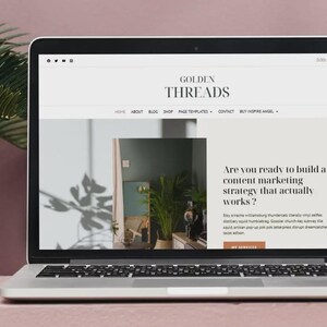 Puede incluir: Un port&aacute;til plateado muestra un sitio web con el texto "GOLDEN THREADS". El sitio web pregunta "&iquest;Est&aacute;s listo para construir una estrategia de marketing de contenidos que realmente funcione?" y presenta una foto de una habitaci&oacute;n.
