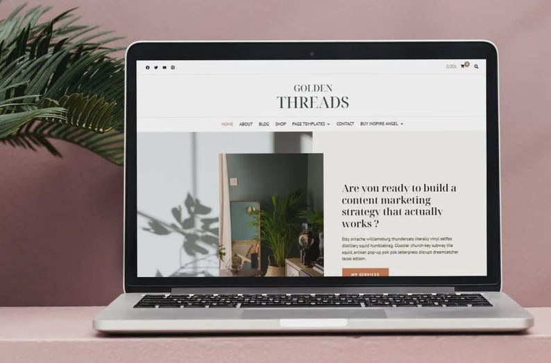 Puede incluir: Un port&aacute;til plateado muestra un sitio web con el texto "GOLDEN THREADS". El sitio web pregunta "&iquest;Est&aacute;s listo para construir una estrategia de marketing de contenidos que realmente funcione?" y presenta una foto de una habitaci&oacute;n.