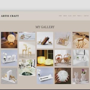 Puede incluir: Un sitio web que muestra art&iacute;culos de decoraci&oacute;n para el hogar. La p&aacute;gina presenta una cuadr&iacute;cula de im&aacute;genes, que incluyen una l&aacute;mpara con forma de luna, figuras decorativas de ciervos, sujetalibros y bandejas. El nombre del sitio web, ARTIS CRAFT, se muestra en la parte superior.