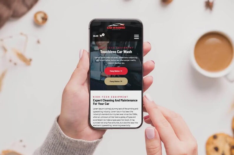 K&ouml;nnte beinhalten: Ein Smartphone zeigt eine Website f&uuml;r Autowaschanlagen, gehalten von einer Person. Der Bildschirm zeigt "Ber&uuml;hrungslose Autow&auml;sche" und "Expertenreinigung und -wartung f&uuml;r Ihr Auto". Das Telefon ist schwarz.