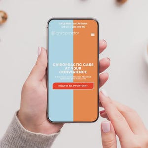 Puede incluir: Un tel&eacute;fono inteligente muestra el sitio web de una consulta quiropr&aacute;ctica. La pantalla est&aacute; dividida en secciones azul y naranja, con el texto "Chiropractic Care at Your Convenience" y un bot&oacute;n para solicitar una cita.