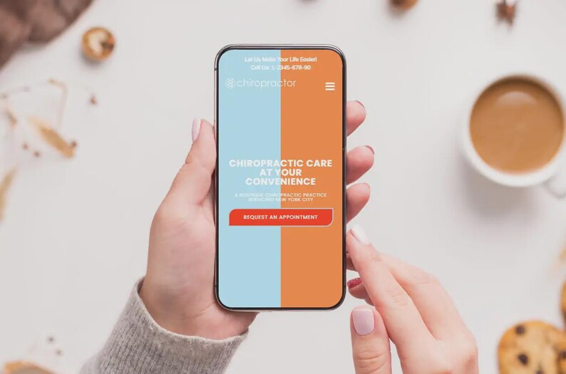 Puede incluir: Un tel&eacute;fono inteligente muestra el sitio web de una consulta quiropr&aacute;ctica. La pantalla est&aacute; dividida en secciones azul y naranja, con el texto "Chiropractic Care at Your Convenience" y un bot&oacute;n para solicitar una cita.