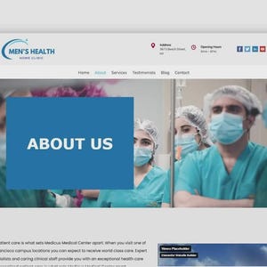 Puede incluir: Una captura de pantalla del sitio web de Men's Health Home Clinic. La p&aacute;gina presenta el texto "ABOUT US" en un cuadro azul y una foto del personal m&eacute;dico con batas y mascarillas. El logotipo de la cl&iacute;nica est&aacute; en la parte superior.