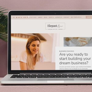 Op de afbeelding: Een laptop toont een website met de tekst "Elegant Aura" en "Premium of Themes". Het scherm toont een vrouw die op een laptop werkt, met de tekst "Are you ready to start building your dream business?" op het scherm.