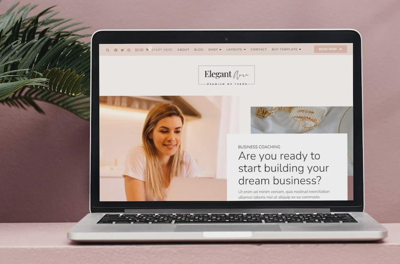 Op de afbeelding: Een laptop toont een website met de tekst "Elegant Aura" en "Premium of Themes". Het scherm toont een vrouw die op een laptop werkt, met de tekst "Are you ready to start building your dream business?" op het scherm.