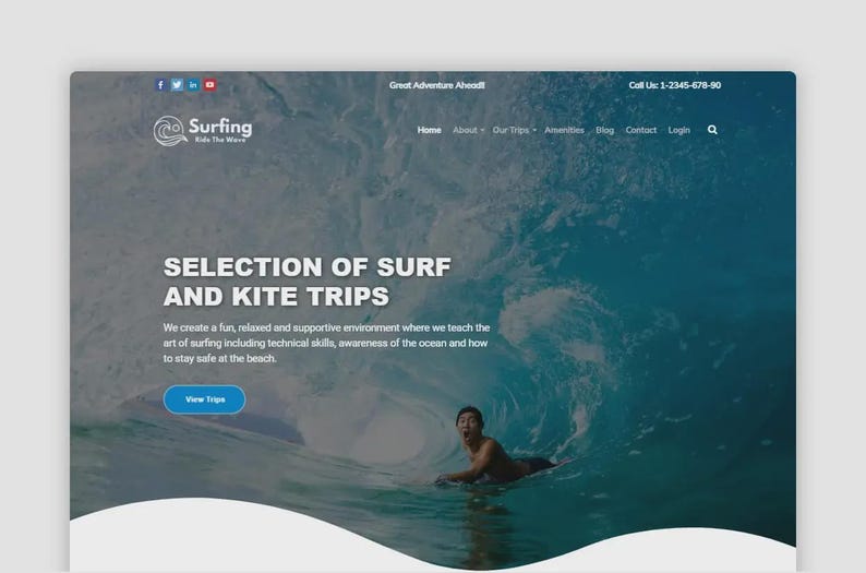 K&ouml;nnte beinhalten: Webdesign f&uuml;r ein Surfunternehmen. Das Bild zeigt einen Surfer in einer Welle mit dem Text "SELECTION OF SURF AND KITE TRIPS". Die Website enth&auml;lt auch Social-Media-Symbole und eine Call-to-Action-Schaltfl&auml;che.