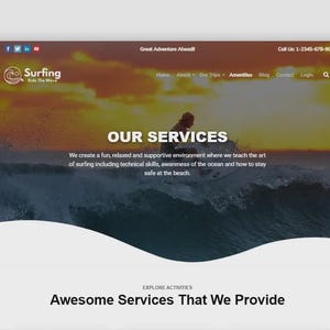 K&ouml;nnte beinhalten: Webdesign f&uuml;r eine Surfschule. Der Header zeigt das Logo der Schule und Kontaktinformationen. Das Hauptbild zeigt einen Surfer auf einer Welle. Der Text lautet "Our Services" und "Awesome Services That We Provide."