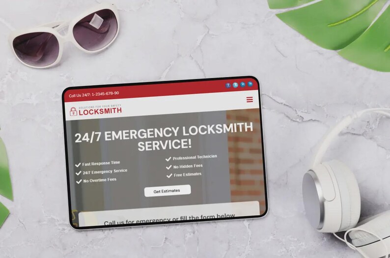 Op de afbeelding: Een tablet met een website voor een 24/7 noodslotenmakerservice. De website heeft een rode kop, een grijze achtergrond en de tekst "24/7 EMERGENCY LOCKSMITH SERVICE!". Witte zonnebril en koptelefoon zijn ook zichtbaar.