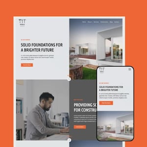 Puede incluir: Maqueta de diseño web que muestra una vista de escritorio y una vista móvil. El tema del sitio web es la construcción, con el texto "SOLID FOUNDATIONS FOR A BRIGHTER FUTURE" y una imagen de un edificio moderno. Fondo naranja.