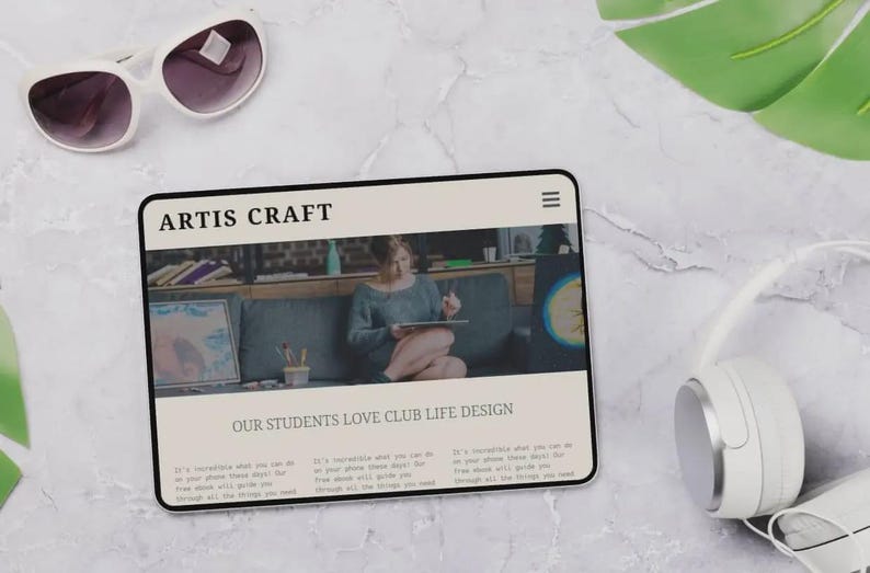 Puede incluir: Una tableta digital que muestra el texto "ARTIS CRAFT" y "OUR STUDENTS LOVE CLUB LIFE DESIGN". La pantalla muestra a una persona usando una tableta. Tambi&eacute;n se ven gafas de sol blancas y auriculares.