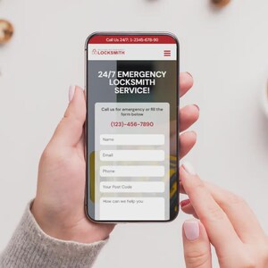 Op de afbeelding: Een smartphone toont een website van een slotenmaker met de tekst "24/7 EMERGENCY LOCKSMITH SERVICE!". Het scherm toont een telefoonnummer en een contactformulier. De telefoon wordt door een persoon vastgehouden.