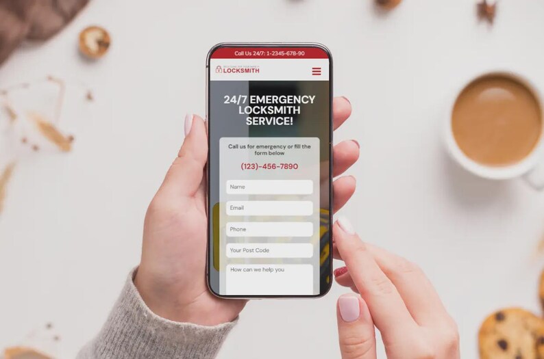 Op de afbeelding: Een smartphone toont een website van een slotenmaker met de tekst "24/7 EMERGENCY LOCKSMITH SERVICE!". Het scherm toont een telefoonnummer en een contactformulier. De telefoon wordt door een persoon vastgehouden.