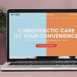 Puede incluir: Un port&aacute;til muestra un sitio web de quiropr&aacute;ctica. La pantalla presenta el texto "CHIROPRACTIC CARE AT YOUR CONVENIENCE" con un bot&oacute;n de llamada a la acci&oacute;n. El dise&ntilde;o web utiliza bloques azules y naranjas. El port&aacute;til est&aacute; sobre una superficie rosa.