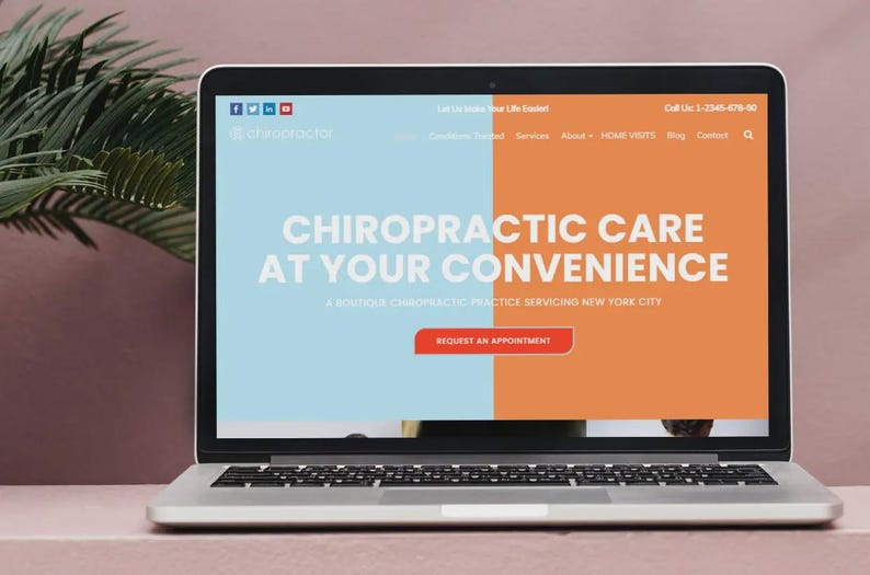 Puede incluir: Un port&aacute;til muestra un sitio web de quiropr&aacute;ctica. La pantalla presenta el texto "CHIROPRACTIC CARE AT YOUR CONVENIENCE" con un bot&oacute;n de llamada a la acci&oacute;n. El dise&ntilde;o web utiliza bloques azules y naranjas. El port&aacute;til est&aacute; sobre una superficie rosa.