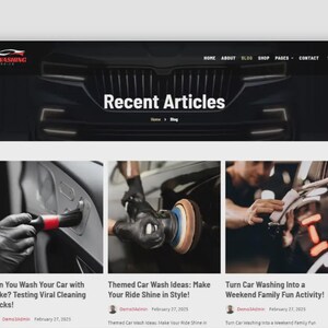 K&ouml;nnte beinhalten: Eine Website-Homepage mit einem Schwarz-Wei&szlig;-Thema, die oben den Text "Car Washing" zeigt. Die Seite zeigt "Recent Articles" mit drei Bildern darunter, die Autoreinigungstechniken veranschaulichen. Die Artikel enthalten Titel wie "Can You Wash Your Car with Coke?" und "Turn Car Washing into a Weekend Family Fun Activity!"