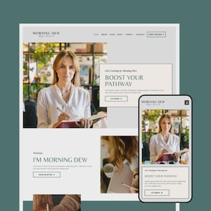 Op de afbeelding: Een website mockup met de tekst "Morning Dew Life Coach" en de zin "Boost Your Pathway". Het ontwerp toont een vrouw die een pen en notitieboek vasthoudt, met een mobiele telefoon die dezelfde inhoud weergeeft.